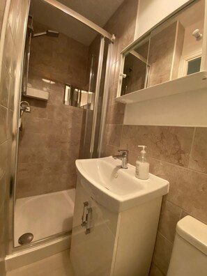 Double Room, Ensuite, Garden View | Bathroom - Ashmina Guest House (Milton Keynes)