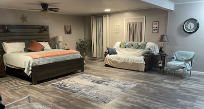 Relax on the edge of Little Red @ Griffin Little Red River Cabin