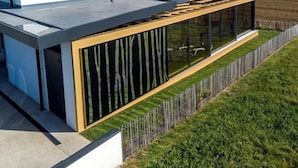 A modern house with a flat roof, large windows, and a view of the sea. - Villa with private Jacuzzi, relaxing wellness weekends and holidays, seaside (Plougonvelin)