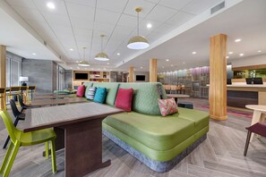 Reception - Home2 Suites by Hilton Wilkes-Barre (Wilkes-Barre)