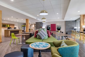 Lobby - Home2 Suites by Hilton Wilkes-Barre (Wilkes-Barre)