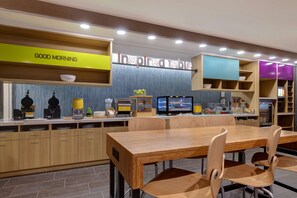 Free daily buffet breakfast  - Home2 Suites by Hilton Wilkes-Barre (Wilkes-Barre)