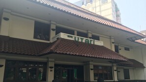 A two-story building with a tiled roof and a sign that reads "HOTEL UTARI". - Hotel Utari Dago (Bandung)