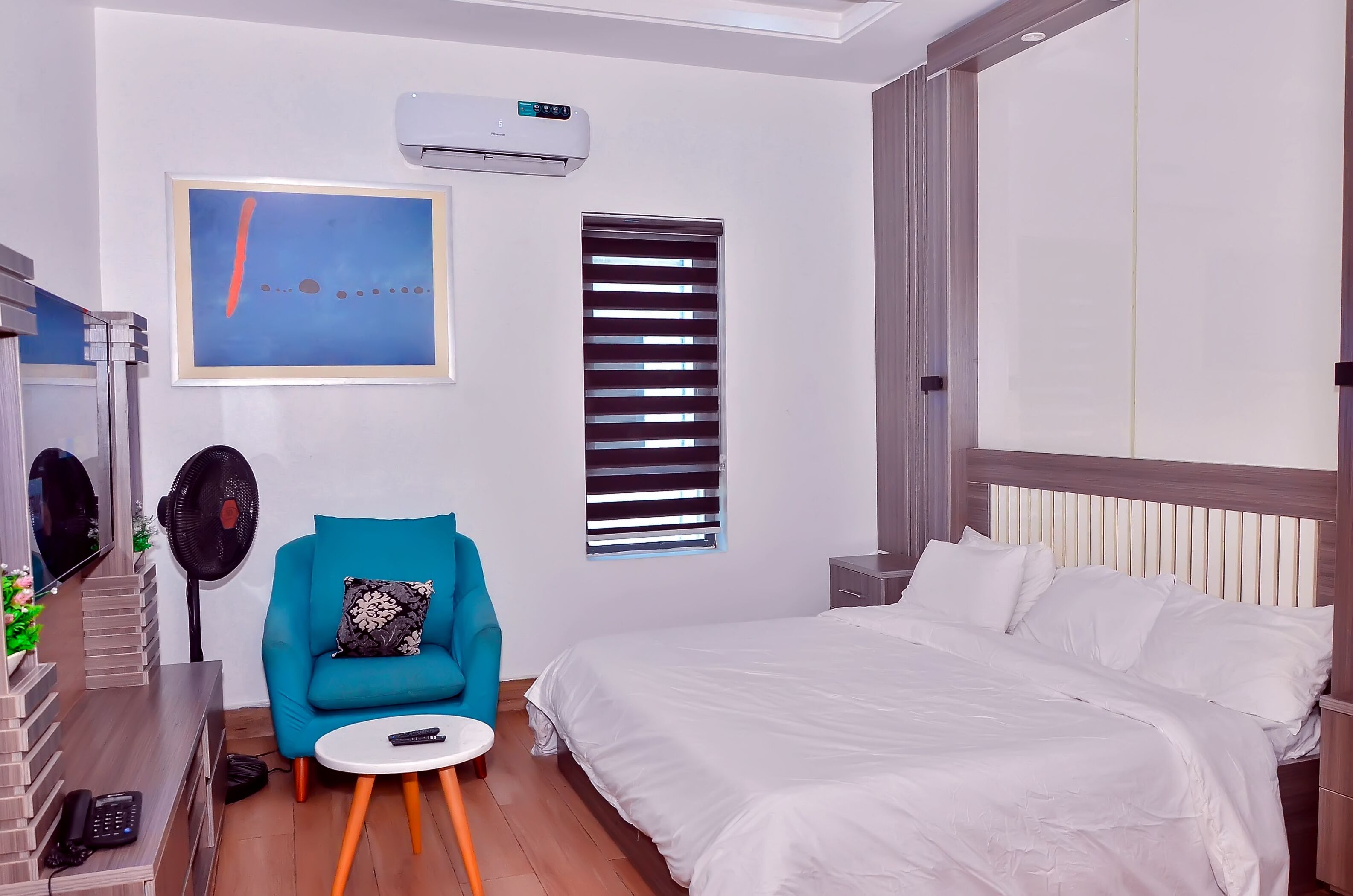 1 bedroom, desk, WiFi, bed sheets