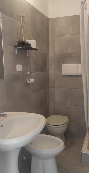 Basic-Doppelzimmer | Badezimmer | Handtücher