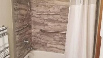 Chuveiro/banheira combinados, secador de cabelo, toalhas de banho