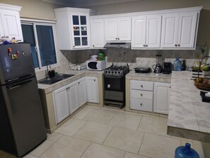 Mikrowelle, Ofen, Geschirrspüler, Wasserkocher