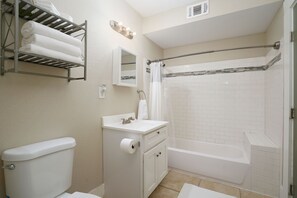 House (3 Bedrooms) | Bathroom | Combined shower/tub, towels