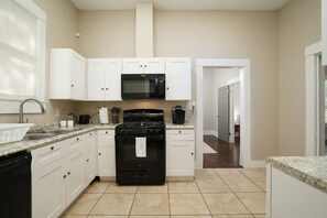 Casa (3 Bedrooms) | Cucina privata | Microonde, forno, piano cottura, lavastoviglie