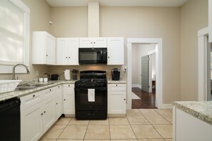 House (3 Bedrooms) | Private kitchen | Microwave, oven, stovetop, dishwasher