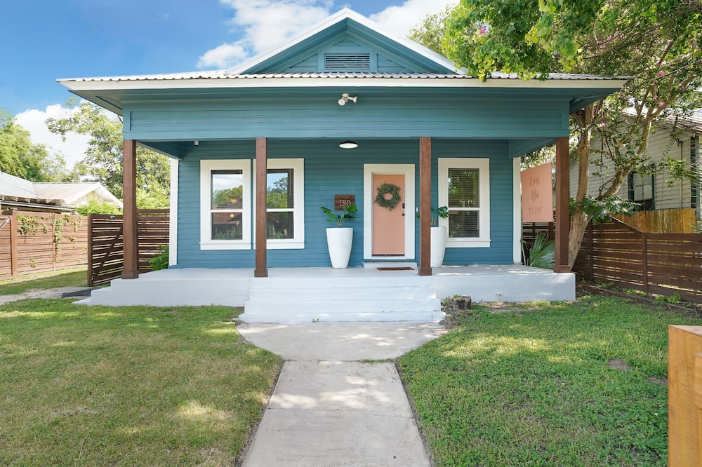 Amazing Fully Fenced Home Only 5 Mins From Downtown