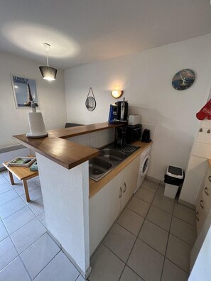 Réfrigérateur, micro-ondes, plaque de cuisson, cafetière/bouilloire