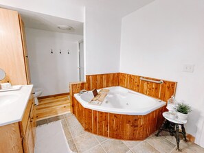 Badewanne, Whirlpool, Haartrockner, Handtücher