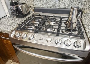 Réfrigérateur, four à micro-ondes, un four, surface de cuisson