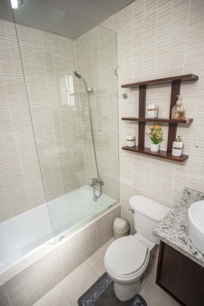Combined shower/bathtub, jetted bath, hair dryer, towels - Luxurious 3-Bedroom Condo near Airport & HOMS (Santiago De Los Caballeros)