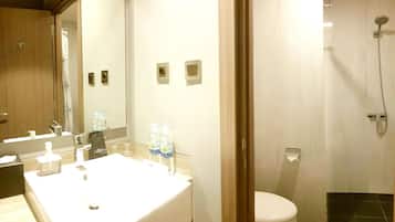 Bathroom | Free toiletries, slippers