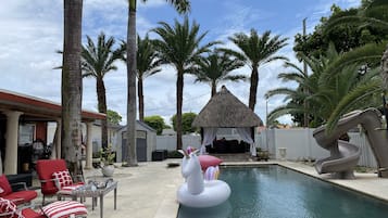 Una piscina al aire libre, una piscina climatizada