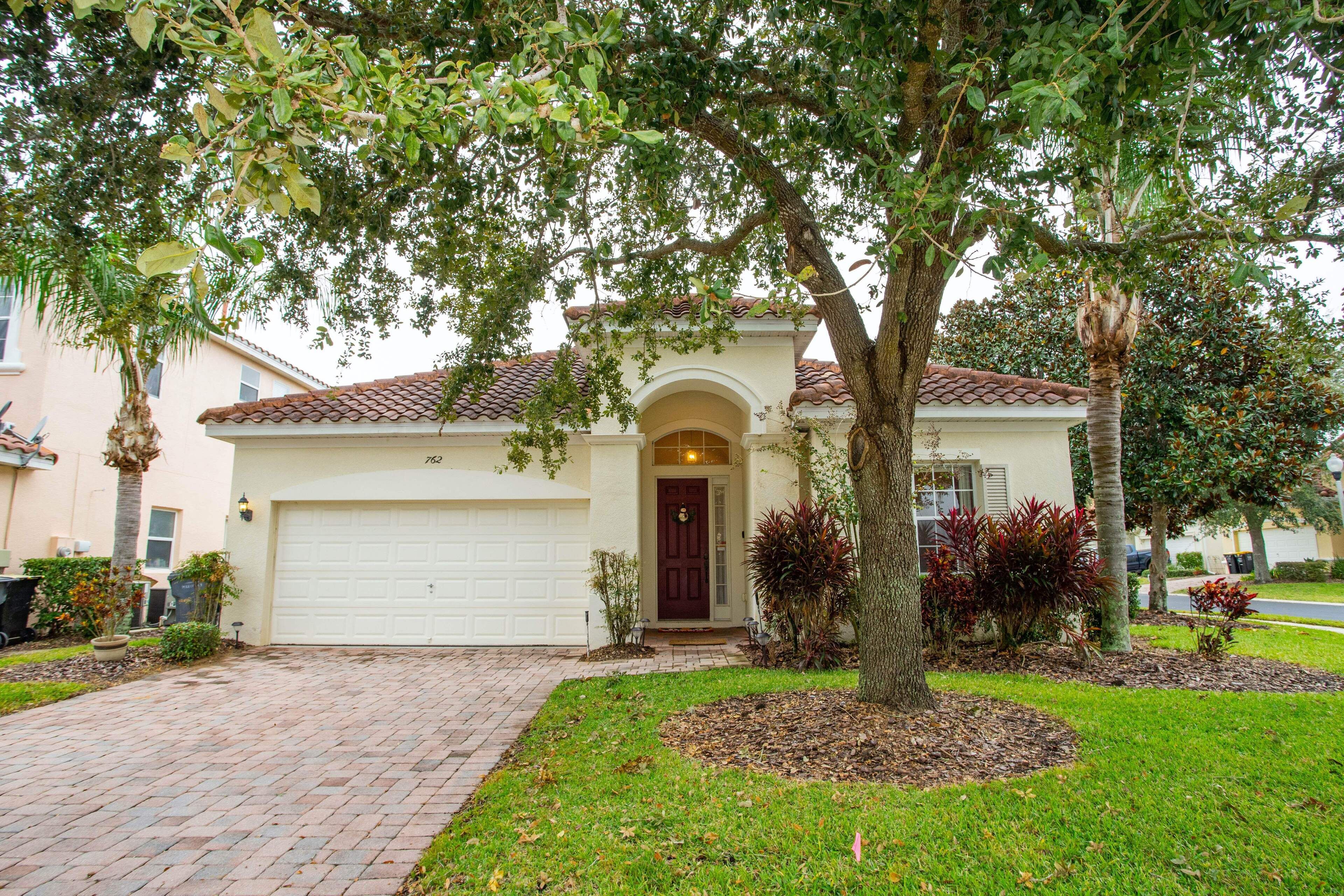 Cheerful 4 bedroom, 3 bath villa minutes away from Disney and other theme parks.