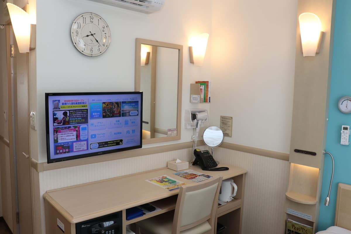 Een kluis op de kamer, een bureau, een laptopwerkplek