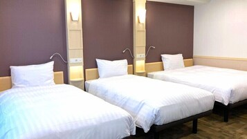 [Free parking (first-come, first-served)] Standard Triple Room, Multiple Beds, Non-Smoking | In-room safe, desk, laptop workspace, blackout drapes