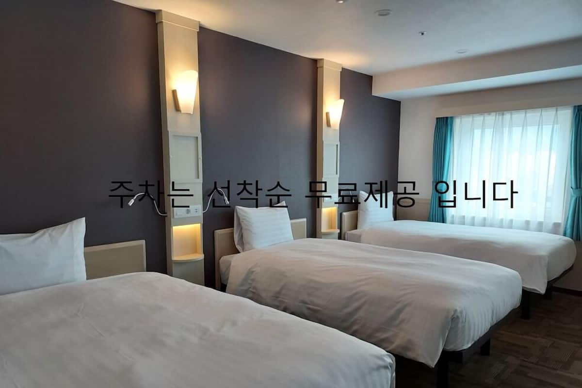 Standaard driepersoonskamer, Meerdere bedden, niet-roken | Een kluis op de kamer, een bureau, een laptopwerkplek