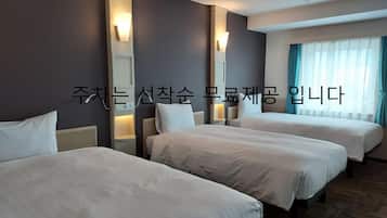 Quarto triplo standard, várias camas, para não fumantes | Cofres nos quartos, escrivaninha, espaço de trabalho para notebook