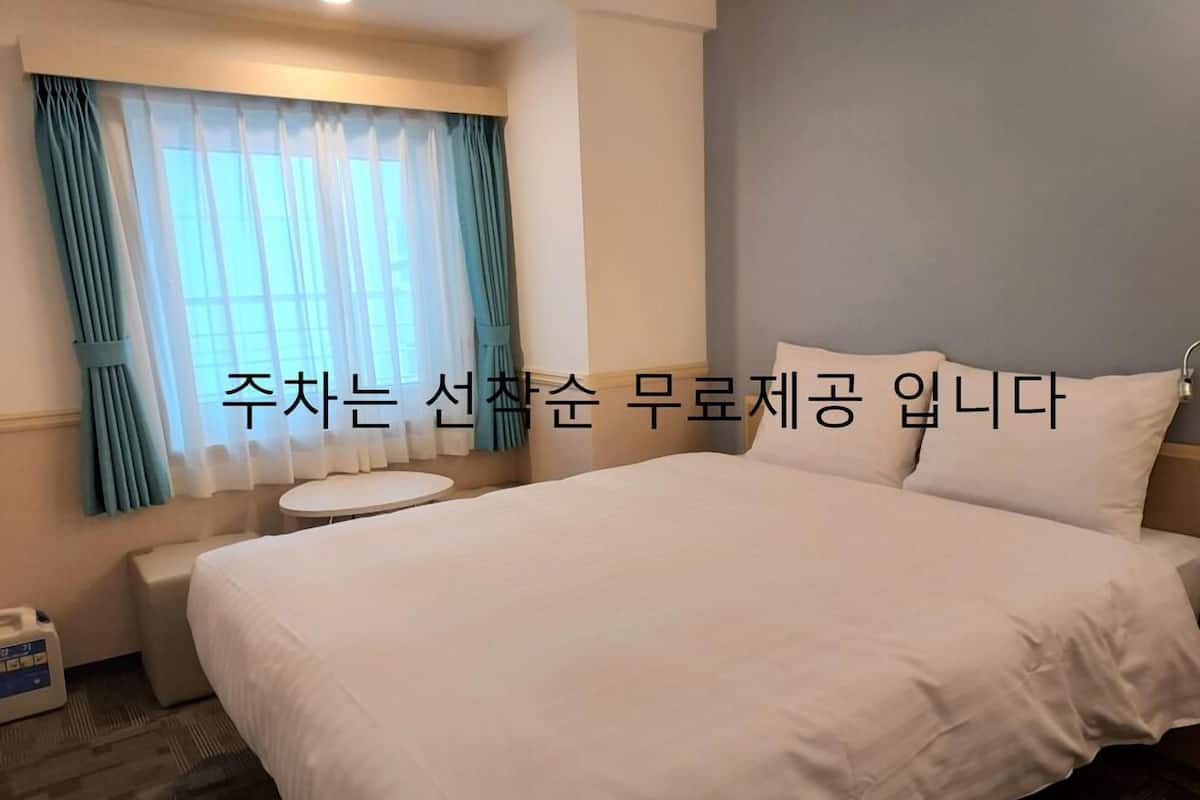 Standaard tweepersoonskamer, 1 queensize bed, niet-roken | Een kluis op de kamer, een bureau, een laptopwerkplek