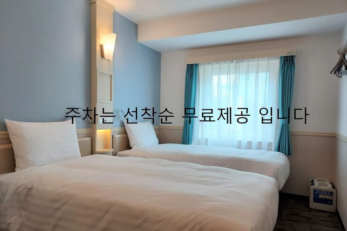 Standaard Twin kamer, Meerdere bedden, niet-roken | Een kluis op de kamer, een bureau, een laptopwerkplek