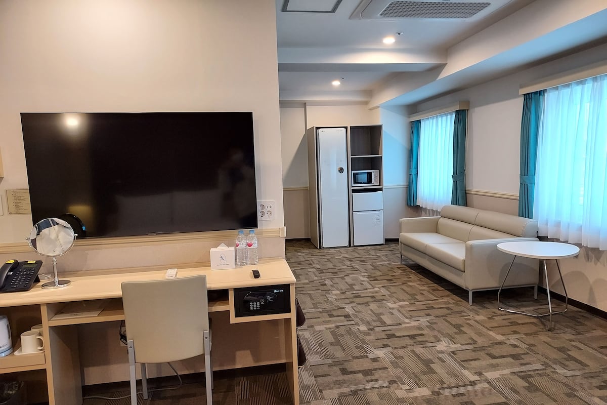 Deluxe tweepersoonskamer, niet-roken (Residence) | Een kluis op de kamer, een bureau, een laptopwerkplek