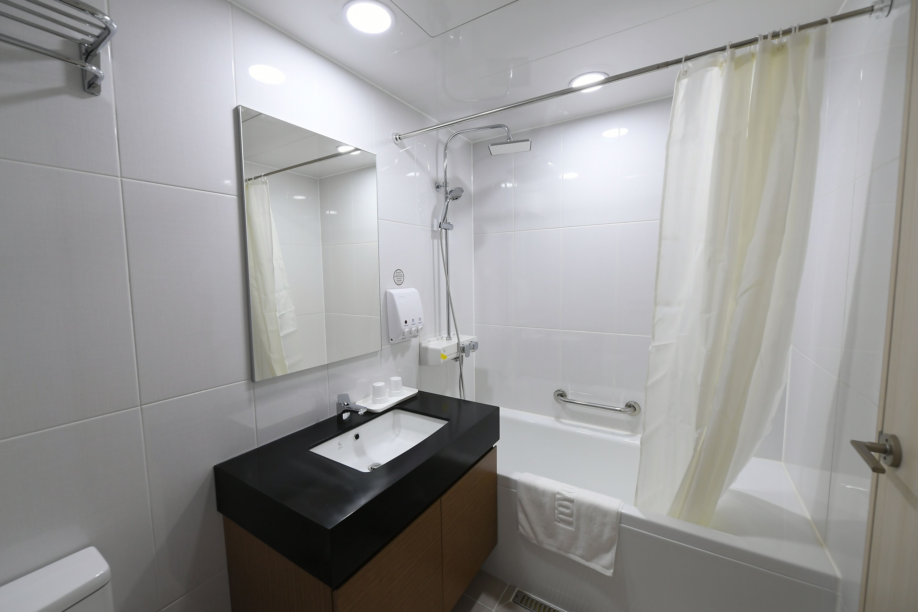 combined shower/bathtub, rainfall showerhead, hair dryer, slippers