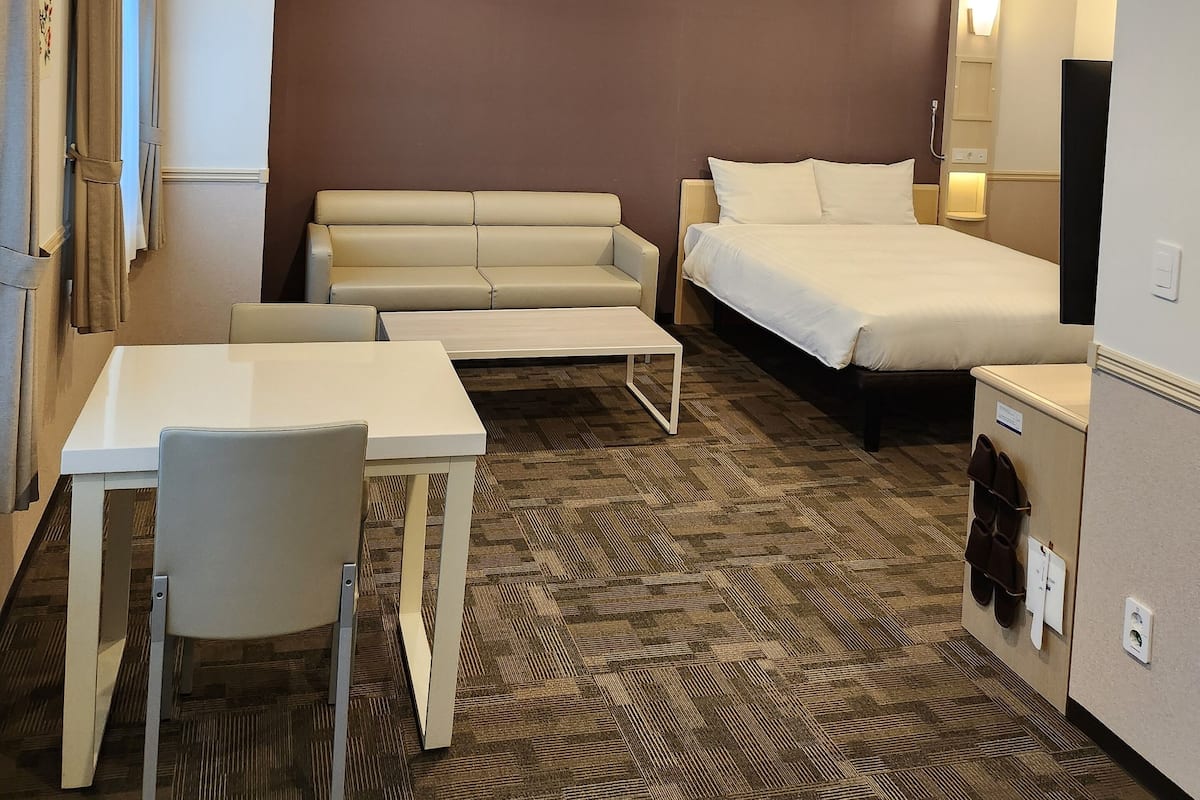 Caja de seguridad en la habitación y escritorio