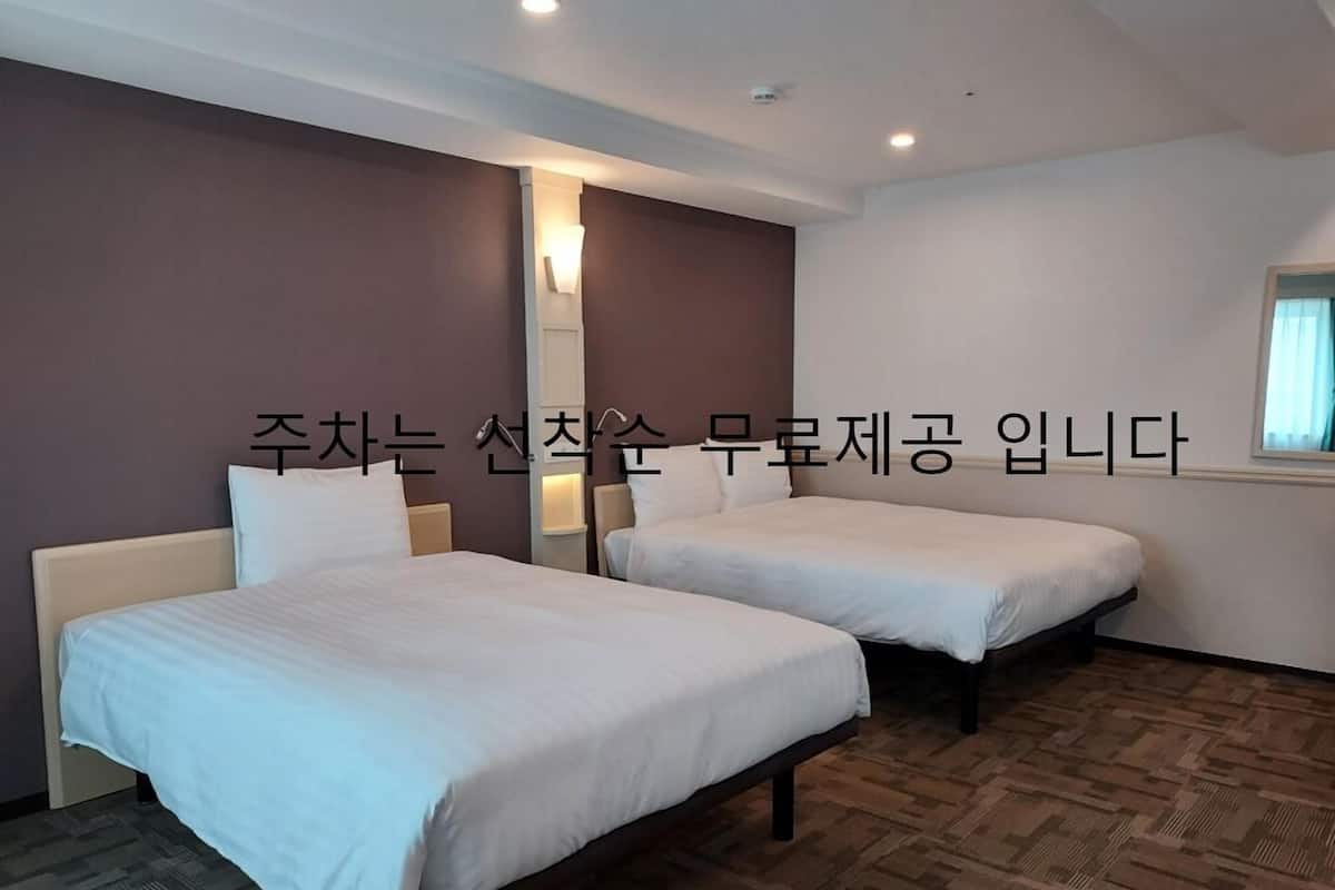 FamilieTwin kamer, Meerdere bedden, niet-roken | Een kluis op de kamer, een bureau, een laptopwerkplek