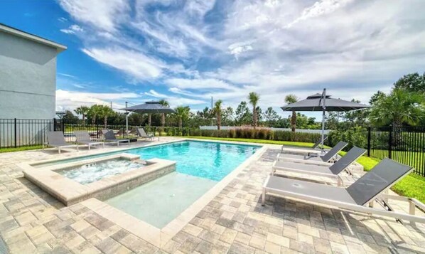 Una piscina al aire libre, una piscina climatizada