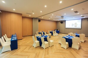 A conference room with tables and chairs arranged for a meeting. - Holiday Inn Express Shanghai Xuhui Binjiang (Shanghai)