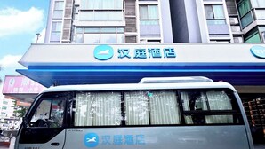 Un autobús con el logotipo y el nombre de un hotel.