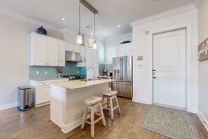 Refrigerador, microondas, horno y utensilios de cocina 