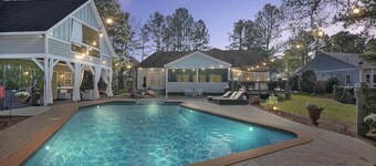 Cozy Winter Getaway With Hot Tub and Fire Pit. Pet Friendly!