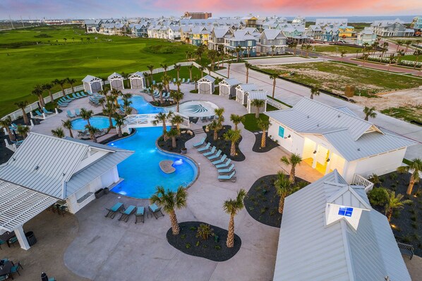 A heated pool - Luxe resort living with scenic balconies, heated pool access & on-site golf (Port Aransas)
