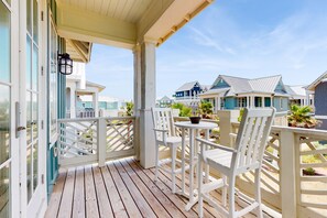 Outdoor dining - Luxe resort living with scenic balconies, heated pool access & on-site golf (Port Aransas)