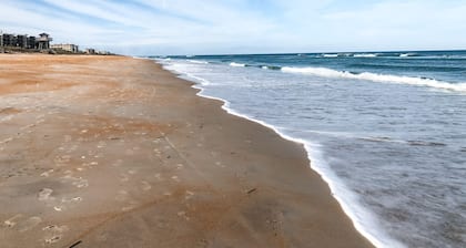 Ocean Front Condo, Steps to the beach, 2 bed/2 bath-Private beach & pool