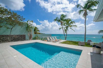 Villa Beach Front House with swimming pool and direct access to the beach Diamant Martinique 