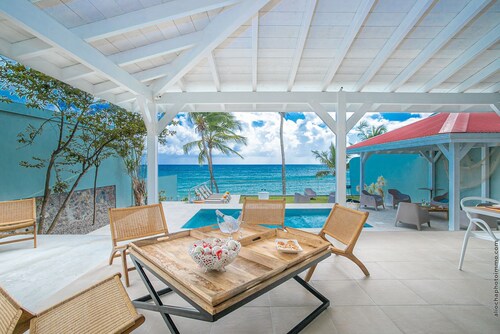 Villa Beach Front House avec piscine et accès direct  plage Diamant Martinique 