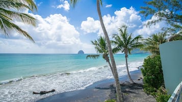 Plage, chaises longues, serviettes de plage