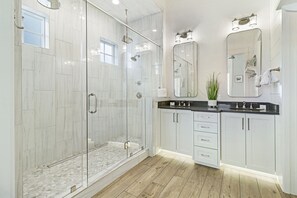 Gratis toiletartikelen, een haardroger, handdoeken