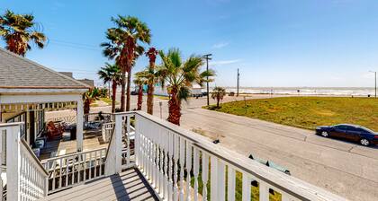 Smart Craftsman Home on Seawall | Gulf-View Observatory Deck | 500’ to Beach