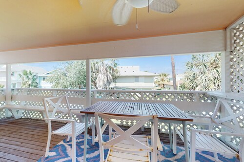 Stylish retreat with WiFi, washer/dryer, & access to community pool