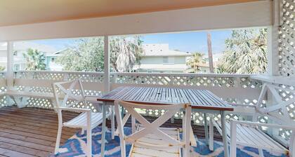 Stylish retreat with WiFi, washer/dryer, & access to community pool