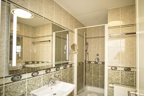 Shower, hair dryer - With sea view and balcony, use of swimming pool and sauna - Sea view apartment 25 - (Göhren)
