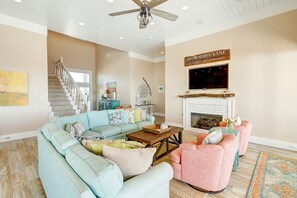 Fernseher, Kamin, Bücher