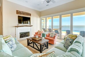 Fernseher, Kamin, Bücher